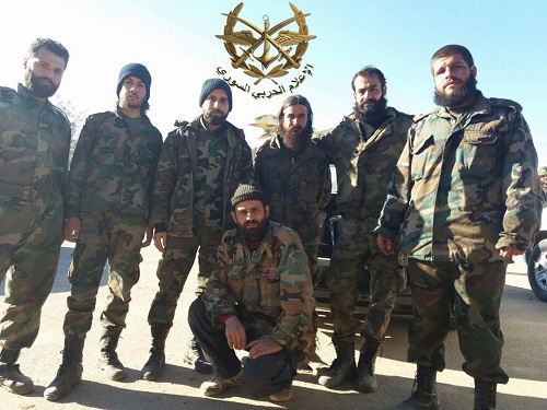 Des soldats syriens à l'aéroport militaire de Deir Ezzor