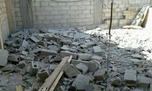 La destruction d'une maison dans la ville d'Al-Maydeen après un raid aérien de la Coalition