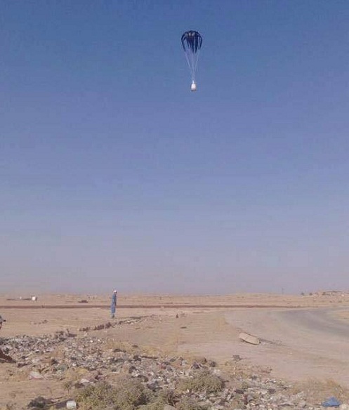 De l'aide larguée par des avions syriens à proximité de la ville de Deir Ezzor, assiégée par Daech