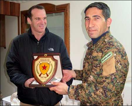 Brett McGurk a décoré un milicien kurde des FDS