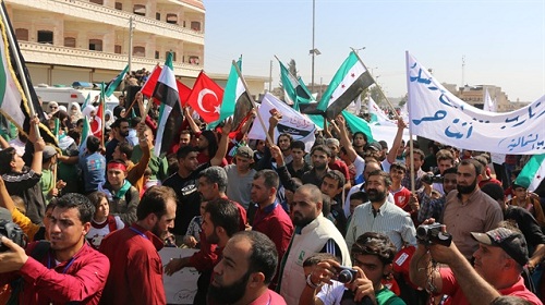 Rassemblement à Idleb pour accueillir les troupes turques