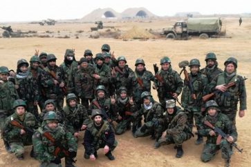 Des soldats du 5ème bataillon de l'armée syrienne s'approche de Tadmor (Palmyre)