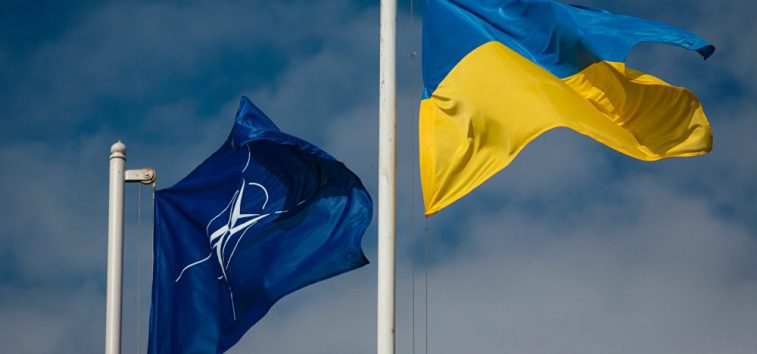 Drapeaux de l'Otan et de l'Ukraine