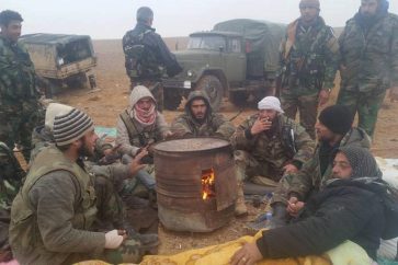 Une pause des militaires syriens non loin de la ville de Tadmor (Palmyre)