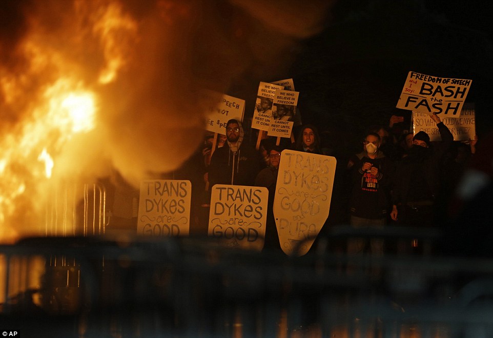 USA: Echauffourées dans l'Université Berkeley contre la venue d'un éditorialiste de Breitbart