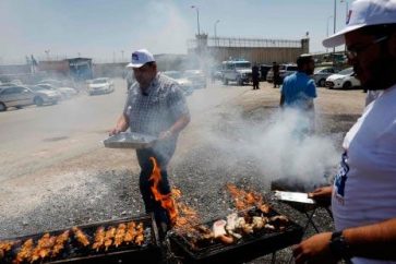 Grève des détenus palestiniens: des colons organisent des barbecues à la porte d’une prison