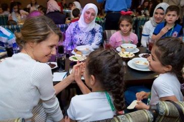 La Première dame syrienne Mme Asma al-Assad lors d'un iftar avec les enfants et les familles des martyrs de l'armée syrienne