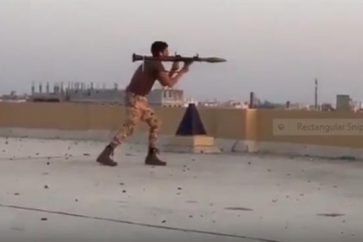 Un sniper du régime saoudien sur le toit d'une maison à al-Awamiyah tirant sur les civils. (Capture d'écran Youtube)