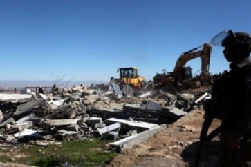 Les forces d'occupation ont démoli trois maisons de martyrs et de détenus palestiniens
