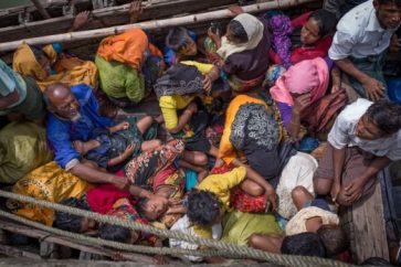 Des Rohingyas fuyant la violence de l'armée birmane