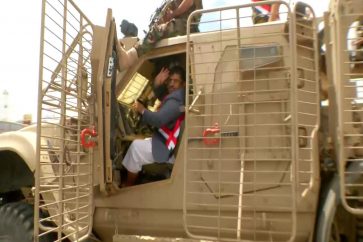 Mohammad Ali al-Houthi à bord d’un des blindés émiratis saisis par les forces yéménites