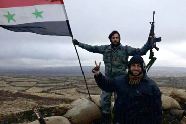 Le drapeau syrien sur la plus colline d'al-Homr (Média de guerre)