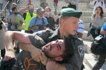 Un militant de l’organisation IfNotNow est emmené par un officier israélien lors d’une manifestation anti-occupation à Qods. (Photo d’archives)