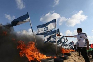 Marche du grand retour : les drapeaux israéliens brûlés à la frontière avec Gaza