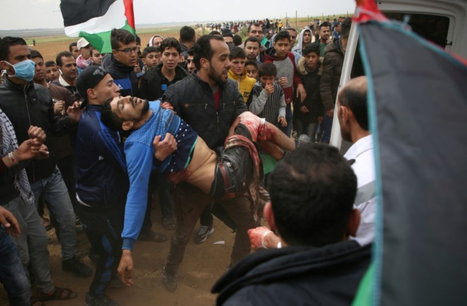 1109423-un-jeune-palestinien-est-porte-dans-une-ambulance-apres-avoir-ete-blesse-lors-d-affrontements-avec-l