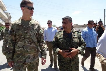 Des membres de la coalition internationale dans la ville de Manbij