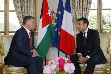 French President Emmanuel Macron (R) speaks with Jordan's King Abdullah II at the start of their meeting at the Elysee Palace in Paris on June 19, 2017.    / AFP PHOTO / POOL / GONZALO FUENTES