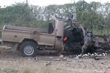 Un véhicule de la coalition saoudienne endommagé par les tirs yéménites