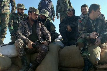 Le général Souheil al-Hassan qui mène avec la brigade Tigre la bataille pour la libération de la province d'Idleb et son entourage