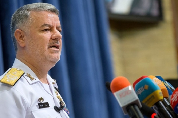 Le commandant en chef de la marine de l'armée iranienne, le contre-amiral Hossein Khanzadi