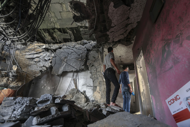 06 May 2019, Palestinian Territories, Beit Lahia: Palestinians inspect the damage at a building destroyed during Israeli airstrikes on Beit Lahia. Following the most severe escalation of violence between Palestinians and Israelis since the 2014 Gaza War, Hamas indicated on Sunday that the group, which rules the Gaza Strip, was prepared to arrange a new ceasefire with Israel. Photo: Mohammed Talatene/dpa (MaxPPP TagID: dpaphotosthree877264.jpg) [Photo via MaxPPP]