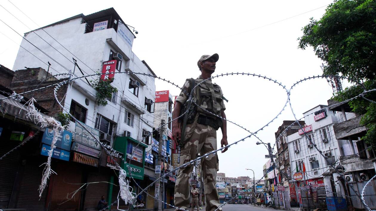 A security personnel stands guard on a street in Jammu on August 6, 2019. Washington on August 4 urged respect for rights and called for the maintenance of peace along the de facto border in Kashmir after India stripped a special autonomy status from its part of the divided region. / AFP / Rakesh BAKSHI