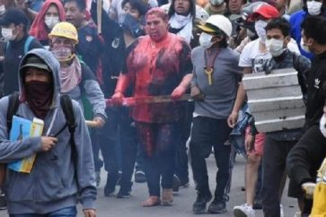 Patricia Arce, mairesse de Vinto en Bolivie, a été battue, traînée pieds nus dans les rues, couverte de peinture rouge et s’est fait couper les cheveux par une foule de manifestants masqués