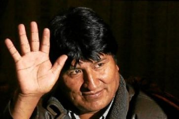 (FILES) In this file handout picture released by the Venezuelan presidency and taken on May 2, 2006 Bolivian President Evo Morales waves to the press during a meeting with Venezuelan President Hugo Chavez (out of frame) at Quemado presidential Palace in La Paz. Bolivian President Evo Morales resigned on November 10, 2019, caving in following three weeks of sometimes-violent protests over his disputed re-election after the army and police withdrew their backing. - RESTRICTED TO EDITORIAL USE - MANDATORY CREDIT "AFP PHOTO / VENEZUELAN PRESIDENCY / HO" - NO MARKETING - NO ADVERTISING CAMPAIGNS - DISTRIBUTED AS A SERVICE TO CLIENTS
/ AFP / Venezuelan Presidency / HO / RESTRICTED TO EDITORIAL USE - MANDATORY CREDIT "AFP PHOTO / VENEZUELAN PRESIDENCY / HO" - NO MARKETING - NO ADVERTISING CAMPAIGNS - DISTRIBUTED AS A SERVICE TO CLIENTS