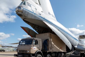 Les deux premiers avions militaires russes transportant de l’aide médicale se posent en Italie