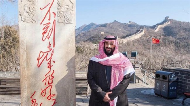 Ben Salmane pose au côté du mur de Chine, février 2019