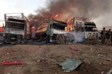 Les camions ont été totalement incendiés par les frappes saoudiennes