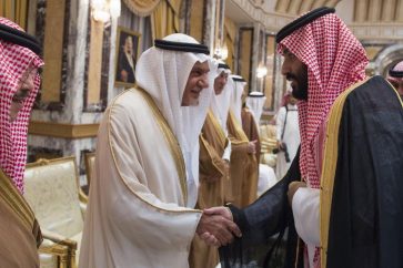 Des membres de la famille royale et des responsables saoudiens prêtent allégeance au prince héritier Mohammed bin Salman à La Mecque le 21 juin 2017