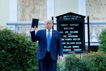 Donald Trump devant une église dégradée, une bible à la main