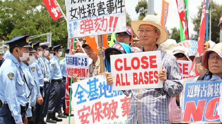 Des Japonais contre la présence des bases US dans leur pays