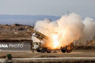 Tirs d'essai du système de défense antimissile iranien baptisé Mersad, lors des exercices de défense aérienne Velayat-97 du CGRI, au centre de l'Iran. ©ISNA