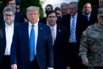 Esper et le chef d'état-major américain, le général Mark Milley, se sont affichés aux côtés de M. Trump lorsqu'il s'est rendu à pied devant l'église Saint John