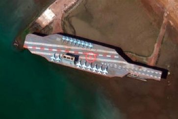Image satellite datant du 27 juillet 2020 montrant une maquette de porte-avions Nimitz au port de Bandar Abbas.
