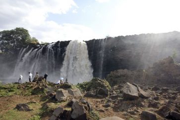 Des touristes debout sur un rocher regardent les chutes du Nil Bleu, à 30 km de Bahir Dar, en Éthiopie, le 19 avril 2011. (Photo: REUTERS/Flora Bagenal)