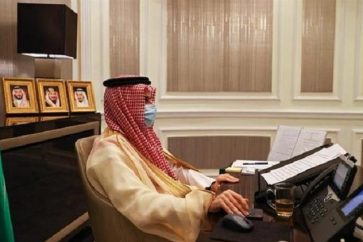 Le Prince Fayçal ben Farhan, ministre saoudien des Affaires étrangères, lors d’une visioconférence regroupant les pays donateurs. ©Ministère saoudien des Affaires étrangères