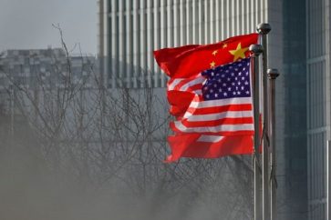 Drapeaux chinois et américains