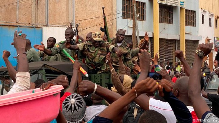Des militaires maliens acclamés dans les rues de Bamako le mardi 18 août.