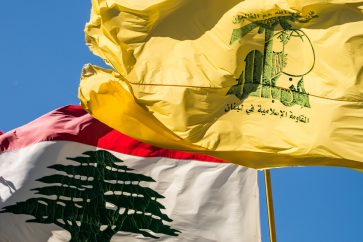 Drapeaux du Hezbollah et du Liban