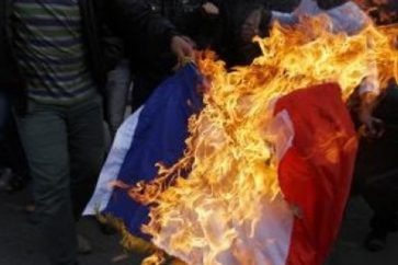 Le drapeau de la France brulé par des protestataires devant le centre culturel français à Gaza
