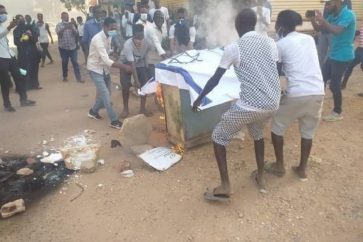 Des protestataires contre la normalisation brulent le drapeau israélien à Khartoum (Archives)
