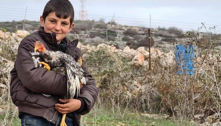 Après la publication de cette photographie a tenu à signaler que la poule qu'il porte n'est pas celle qui lui a été volée par les soldats israéliens