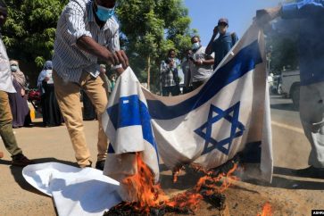Le drapeau israélien brulé par des protestataires soudanais