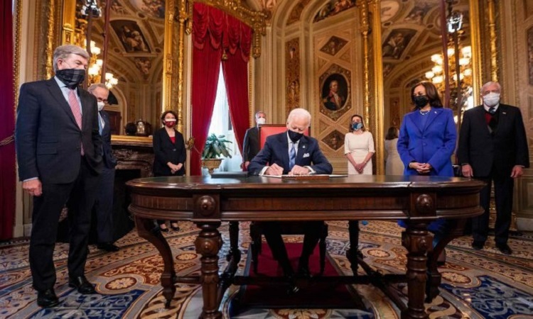 Joe Biden ses premiers décrets présidentiels dans le bureau Ovale de la Maison Blanche.