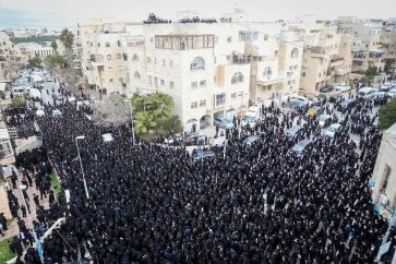 Des milliers d'orthodoxes se sont réunis à AlQuds occupée pour assister aux funérailles d’un rabbin