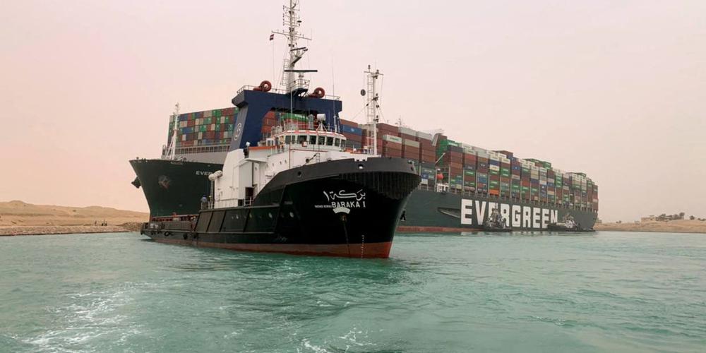 Un énorme porte-conteneurs de 400 mètres de long est actuellement coincé en travers du canal de Suez, empêchant tout passage sur la voie navigable.