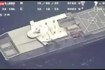 Le 21 avril, les médias iraniens ont publié des scènes filmées par un drone qui « survolait un porte-avions américain dans le Golfe »